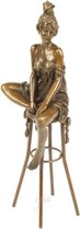 Beeld brons - Lady on barchair - goudkleurig gepatineerd - 27,8 cm hoog