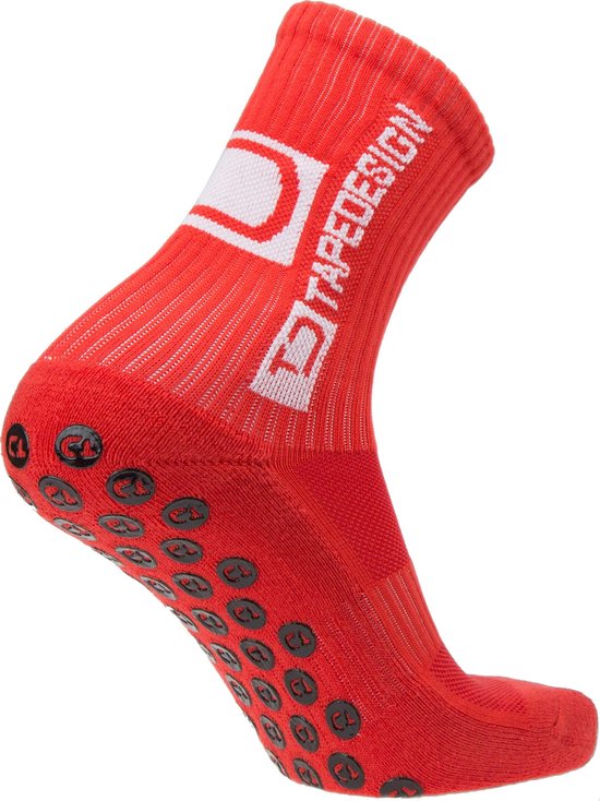 Rode sok met zwarte grip-elementen op de zool en 'TAPEDESIGN' logo op de zijkant.