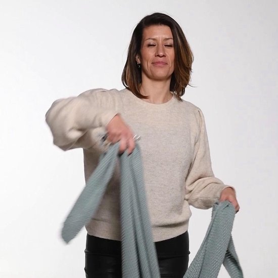 Knit Factory Coco Gebreide Omslagdoek - Driehoek Sjaal Dames - Dames sjaal - Wintersjaal - Stola - Wollen sjaal - Groene sjaal - Stone Green - 190x85 cm - Inclusief sierspeld