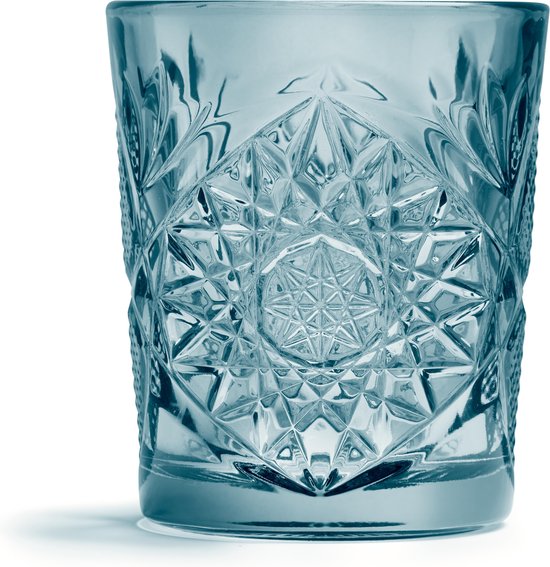 Blauw glas met geometrisch patroon, geïsoleerd op wit.