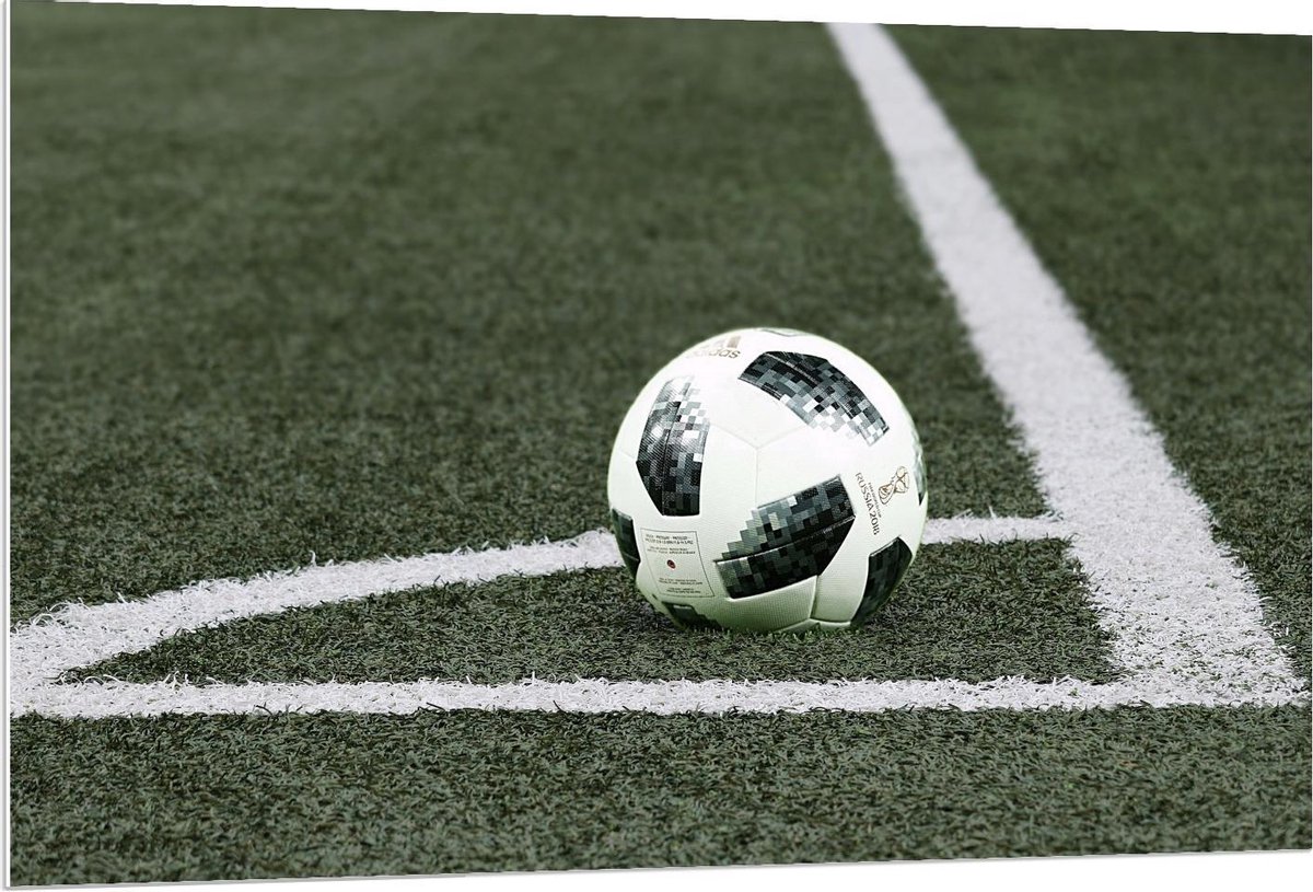 Forex - Voetbal in de Hoek van het Veld - 120x80cm Foto op Forex