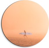 Dibond Wandcirkel - Surfer op Strand - 40x40cm Foto op Aluminium Wandcirkel (met ophangsysteem)