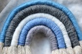 Regenboog macramé wandhanger - blauw - kinderkamer - babykamer - jongen - jongenskamer - accessoires