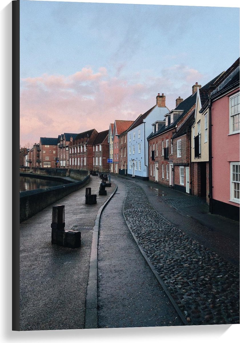 KuijsFotoprint Canvas - Gekleurde Huisjes in een Straat - 60x90cm Foto op Canvas Schilderij (Wanddecoratie op Canvas) Blauw