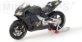 De 1:12 Diecast Modelbike van de Honda RC211V Testfiets #46 voor de MotoGP 2002. De coureur was Valentino Rossi. De fabrikant van het model is Minichamps. Dit item is alleen online beschikbaar.
