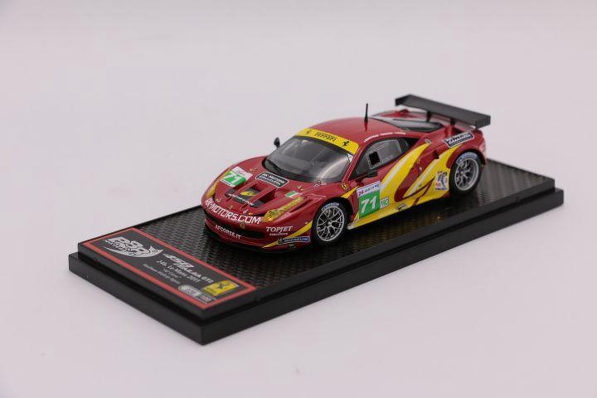 De 1:43 Diecast modelauto van de Ferrari 458 Italia GT2 AF Corse #71 van de 24H LeMans 2011.De rijders waren Kaufman/Waltrip en Aguas.This schaalmodel is beperkt door 100 stuks. De fabrikant is BBR Models.