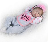 Reborn baby pop 'Isabeau' - 55 cm - Slapend meisje met bruin haar - Romper, broek, slab, haarband, speen, fles, knuffel - Soft vinyl - Levensechte babypop