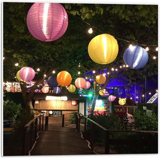 Forex - Brug met Kleurrijke Lampionnen  - 50x50cm Foto op Forex