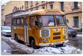 Tuinposter – Gele Bus in een Straat met Sneeuw - 60x40cm Foto op Tuinposter (wanddecoratie voor buiten en binnen)
