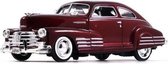 Modelauto Chevrolet Fleetline Aerosedan 1948 rood 21 x 8 x 6 cm - Schaal 1:24 - Speelgoedauto - Miniatuurauto