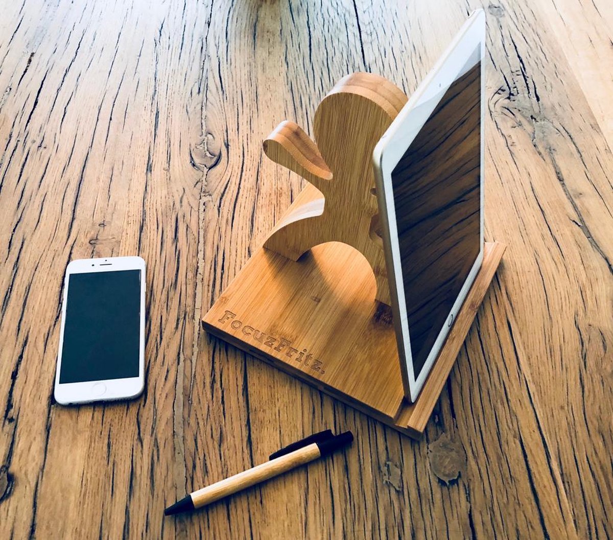 Standaard voor Ipad. Design houten Houder voor Ipad of Tablet. Ideaal voor je thuiswerkplek.