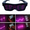 Zwarte LED-bril met paarse LED's die 'LOVE' spellen, naast smartphone-screenshots van patronen.