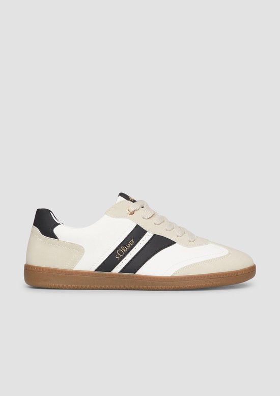 Lichtbruine en witte sneaker met zwarte strepen, bruine zool en het s.Oliver logo.