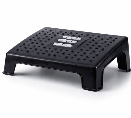 Zwart ergonomisch voetsteunplatform met antislip textuur, gefotografeerd op een witte achtergrond.