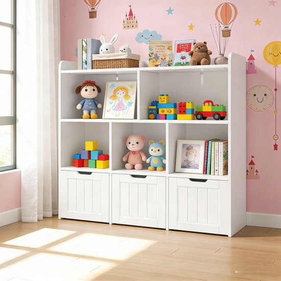 Witte kinderopbergkast met speelgoed, boeken, knuffels en ingelijste tekeningen. Achtergrond met roze thema en ballonnen.