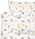 Dekbedovertrek met een safari print van giraffen, olifanten, zebra's, krokodillen, apen en cactussen op een crèmekleurige achtergrond.