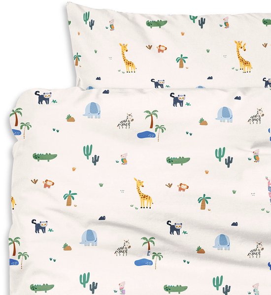 Dekbedovertrek met een safari print van giraffen, olifanten, zebra's, krokodillen, apen en cactussen op een crèmekleurige achtergrond.
