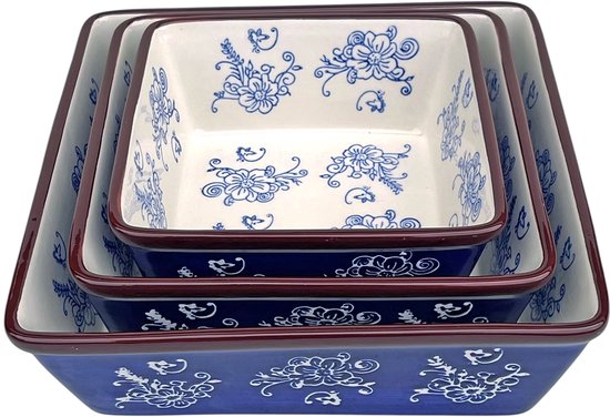 Set van drie witte vierkante ovenschalen met blauwe bloemenprint en bruine rand.