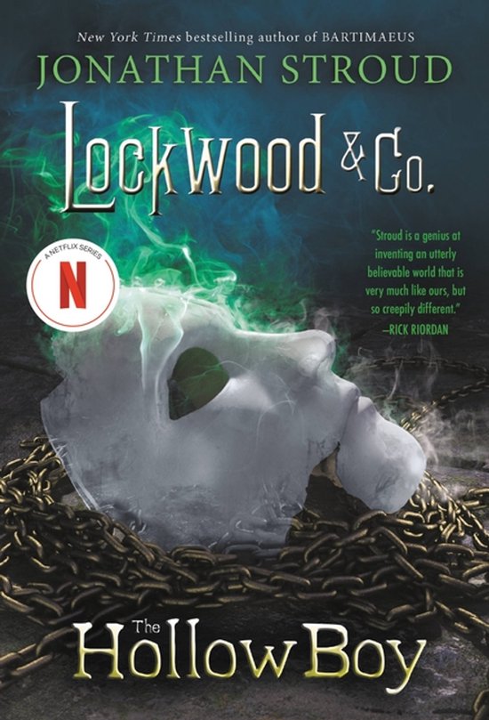 Boekomslag van "Lockwood & Co. The Hollow Boy" met een griezelig masker, kettingen en groene rook.