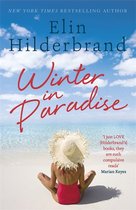 Boekomslag van 'Winter in Paradise' van Elin Hilderbrand. Een vrouw in strooien hoed en roze badpak zit op het strand.