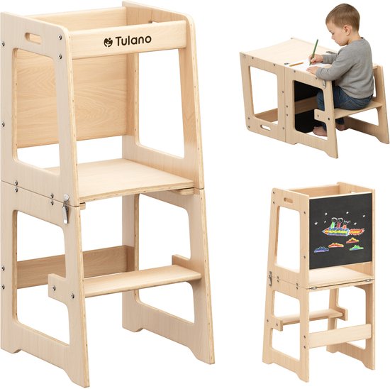Een houten keukenhelper met aan de zijkant een bureau en een krijtbord, met kinderen die ze gebruiken.