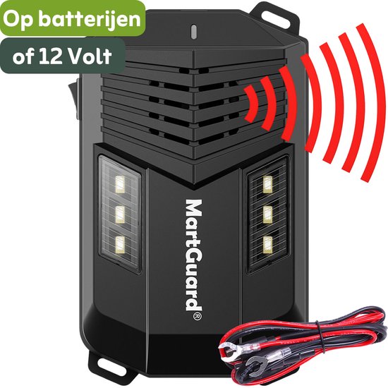 Zwarte MartGuard ultrasone marterverjager, met rode golven die geluid aangeven. Mogelijkheden: batterijen of 12 Volt. Snoer met klemmen.