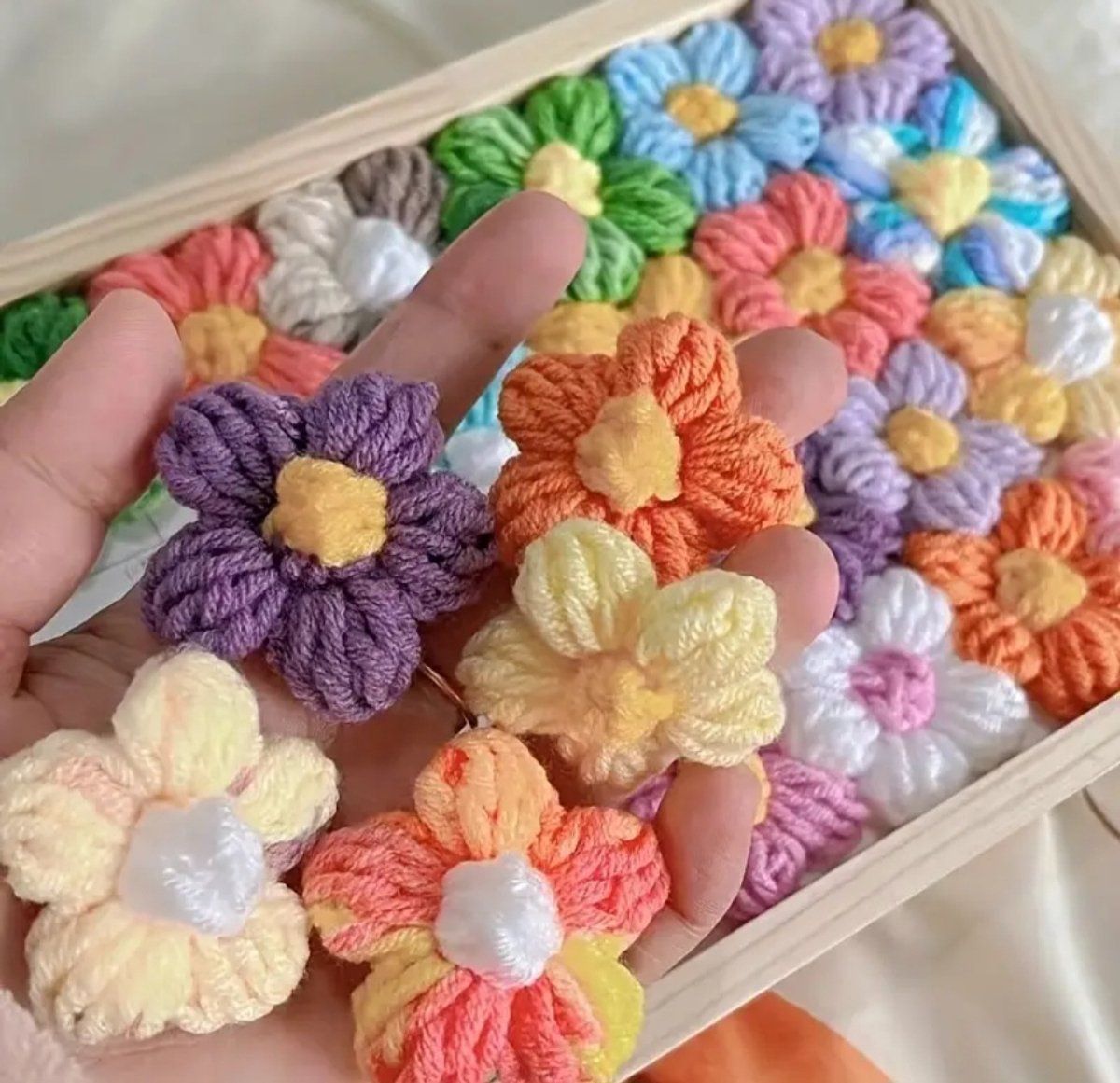 Bol.com 60x Gehaakte Bloemetjes ±4 cm – Handgemaakt – Hobby & Creatief aanbieding