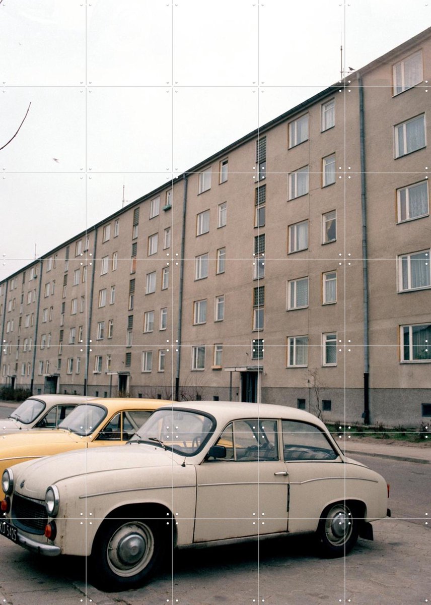 IXXI Three Cars Gdansk 1986, Teun Voeten - 100 x 140 cm - Gratis ophangtool - Grote wanddecoratie en posters - Fotografie, Vintage, Mancave