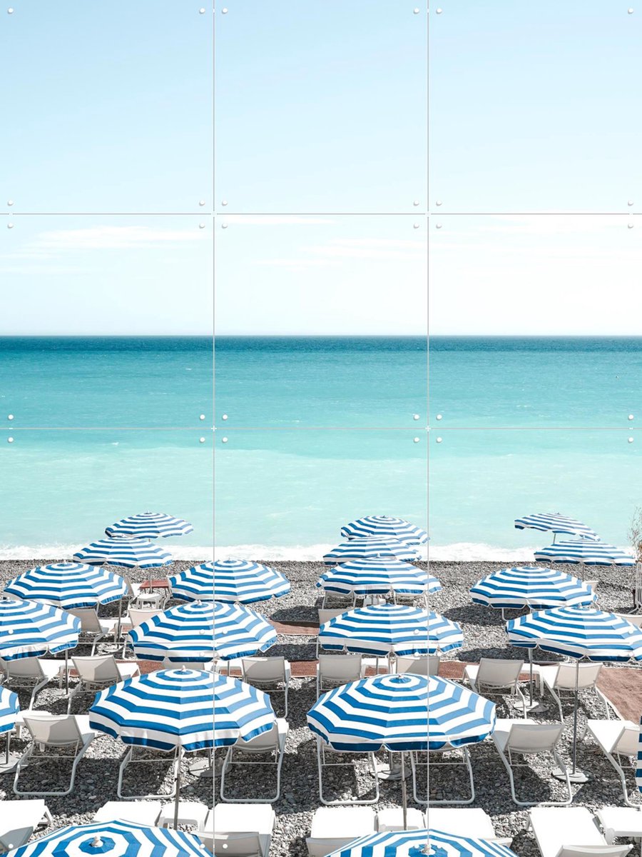 IXXI Blue Beach Umbrellas, Henrike Schenk - 60 x 80 cm - Gratis ophangtool - Grote wanddecoratie en posters - Fotografie, Minimalisme, Woonkamer
