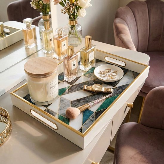 Wit dienblad met geometrisch marmerpatroon in groen, grijs en wit, met gouden rand. Met kaars, parfumflesjes, horloge en make-up kwast.