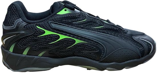 Zwarte PUMA sneaker met fluorescerend groene accenten, vetersluiting en PUMA-strepen.