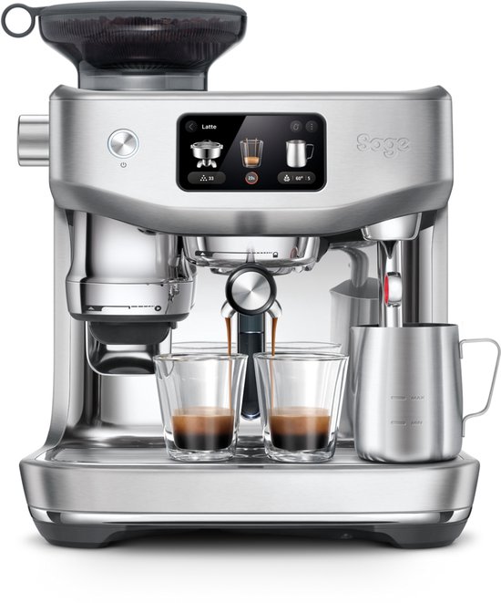 Zilverkleurige Sage espressomachine met touchscreen en twee glazen espresso.