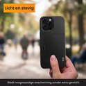 Main tenant une coque noire avec porte-cartes dans un parc. 'Léger et robuste'.