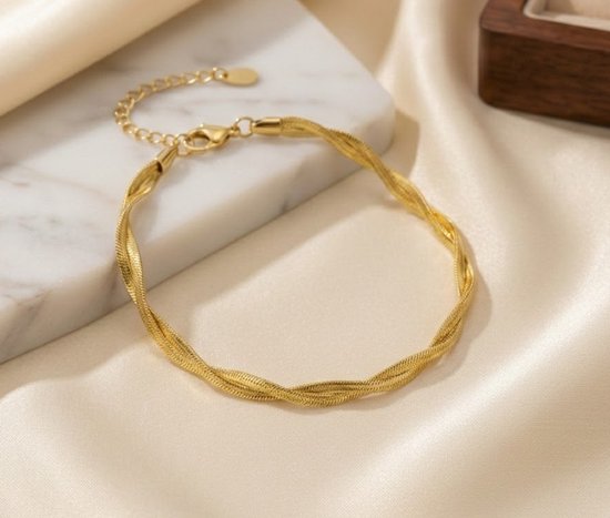 Bracelet doré à maillons tressés avec une fermeture réglable.