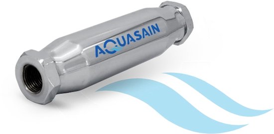 Zilverkleurige Aquasain waterontharder met schroefdraad aan beide zijden. Het logo 'AQUASAIN' met waterdruppels is blauw.