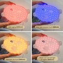 Vier opnames van een wit LED gezichtsmasker dat rood (anti-aging), blauw (zuivere huid), geel (kalmeert) en roze (steviger) licht uitzendt.