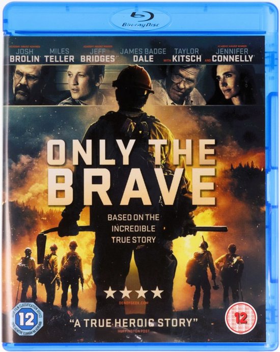 Voorkant van de Blu-ray hoes van 'Only the Brave'. Toont een brandweerman in de voorgrond met de titel van de film. De acteurs staan boven aan.