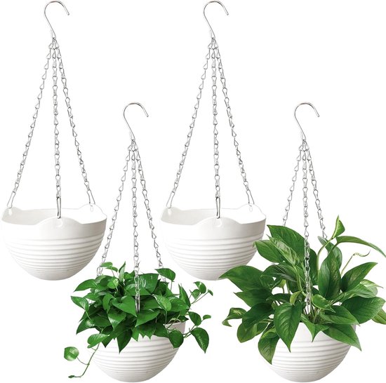 Set van vier witte, geribbelde hangpotten met kettingen. Twee potten bevatten groene planten.