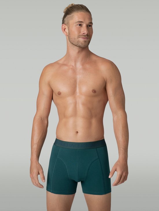 Voorkant van een man in donkergroene Muchachomalo boxershorts met elastische tailleband.
