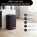 Zwarte Bayt prullenbak met een inhoud van 60 liter, pedaalsysteem en soft-closing systeem. Met RVS zwarte coating, makkelijk schoon te maken.