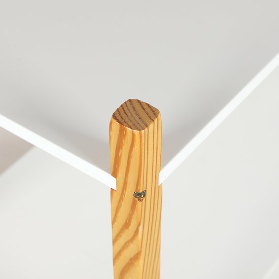 Detail van de verbinding tussen een witte plank en een houten frame van een boekenkast.