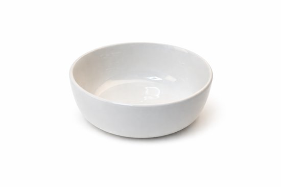 Een enkele witte kom met afgeronde zijkanten, op een witte achtergrond.