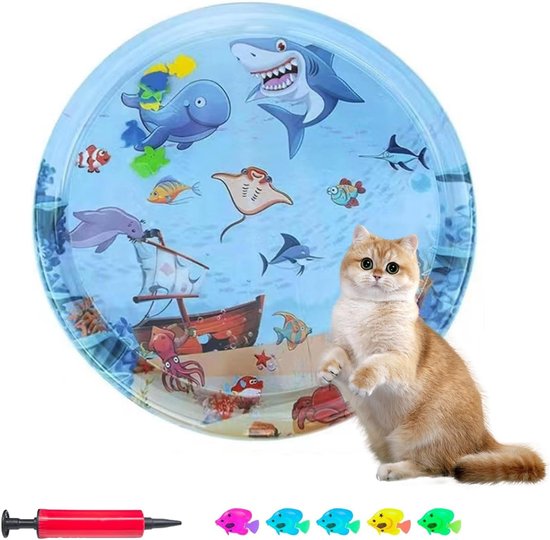 Blauwe ronde watermat met onderwaterprint, een oranje kat staat ernaast. Een rode pomp en vijf gekleurde vissen zijn zichtbaar.