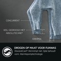 Detail van een blauwe wollen trui, gedroogd met AbsoluteCare®, toont geen krimp.