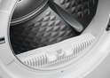 Detailopname van het interieur van een AEG wasdroger, met focus op de pluizenfilter.