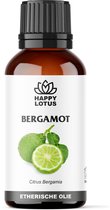 Bruine glazen fles met etherische bergamotolie van Happy Lotus, met bergamotvruchten.