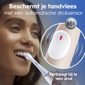 Vrouw poetst tanden met beige Oral-B iO; close-up van druksensor met rood lampje.