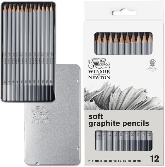Boîte métallique ouverte de 12 crayons graphite Winsor & Newton de H à 9B, à côté de l'emballage fermé.
