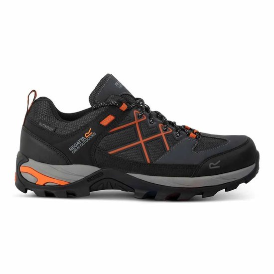 Zij-aanzicht van een zwarte en oranje Regatta wandelschoen met oranje accenten en "WATERPROOF" logo.