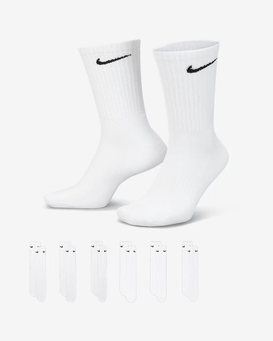 Twee paar witte Nike sokken met zwarte logo's, met de onderkant van meerdere paar eronder.